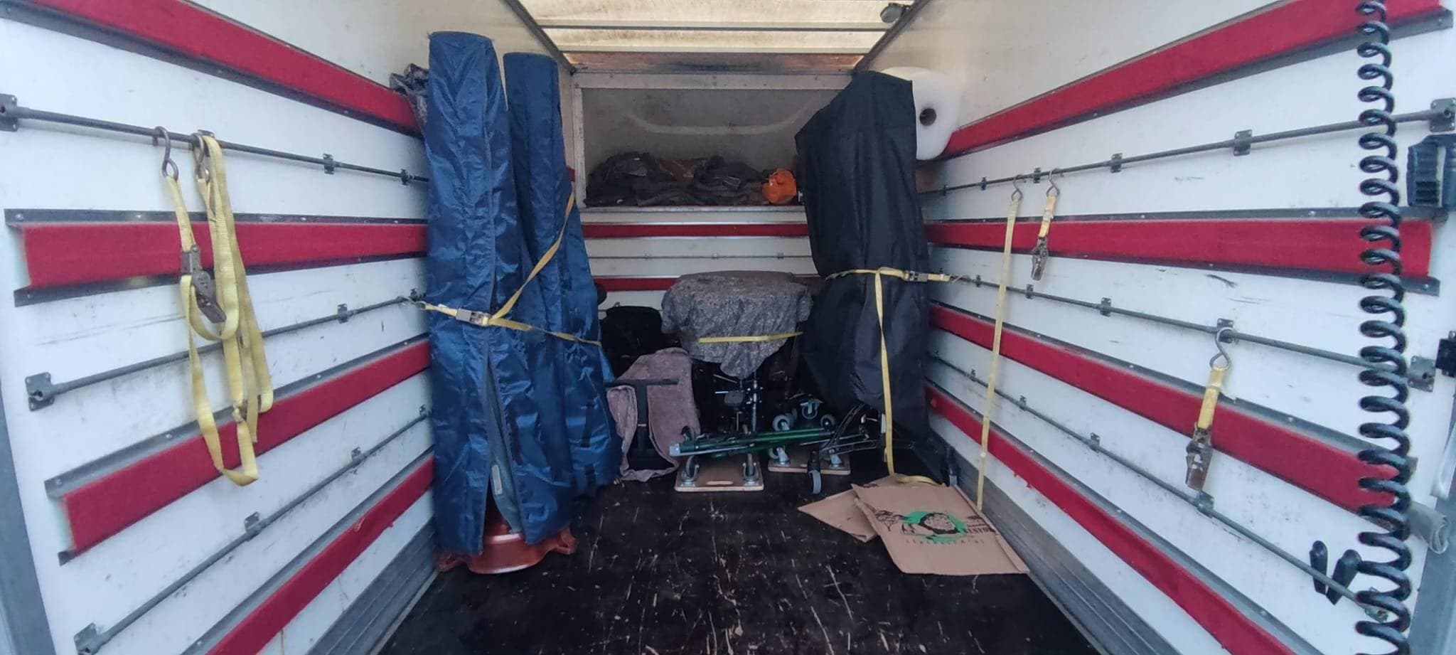 Équipe Anyr Transport avec diable et sangles pour la manutention pièce à pièce