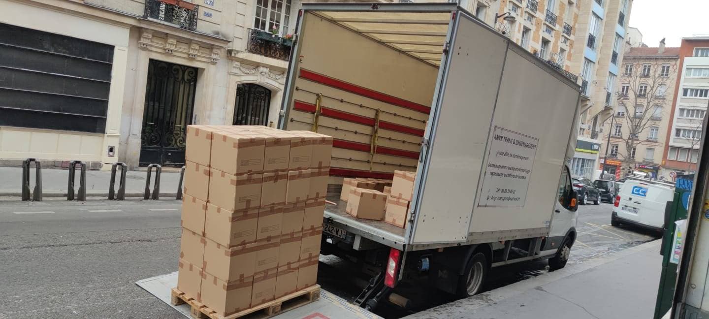 Camion Anyr Transport en chargement dans une rue de Paris