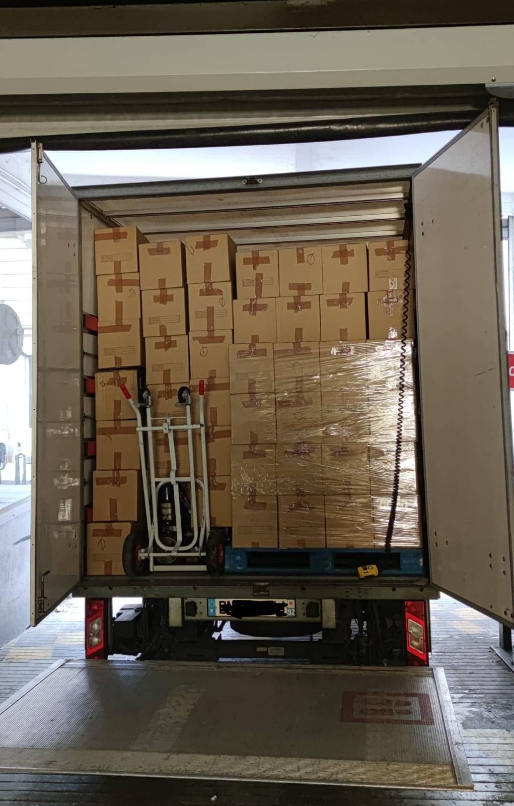 Camion Anyr Transport chargé jusqu'au plafond