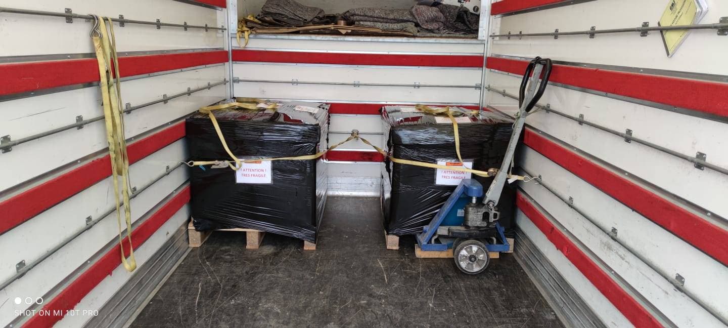 Palettes de marchandises fragiles sanglées dans le camion